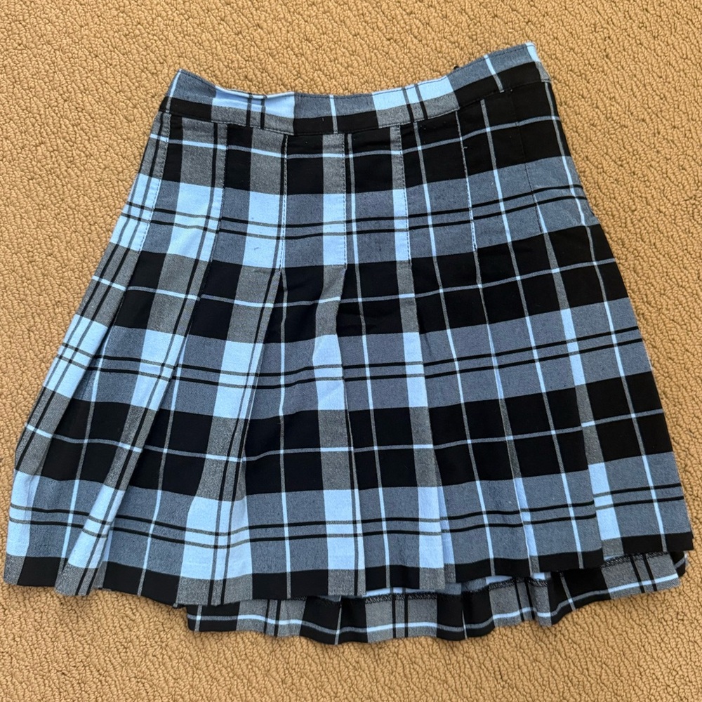 Women’s XL Blue and Black plaid skirt Love Tree never worn
(Fits a L)